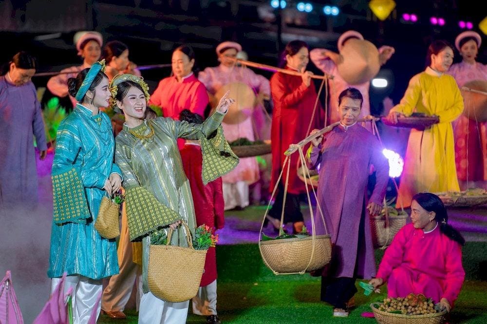 Tr&igrave;nh diễn &aacute;o d&agrave;i (Nguồn: VTV)